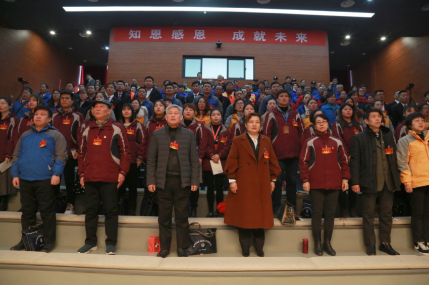 开云线上平台2019年度工作动员大会---舞蹈《花开树恩》